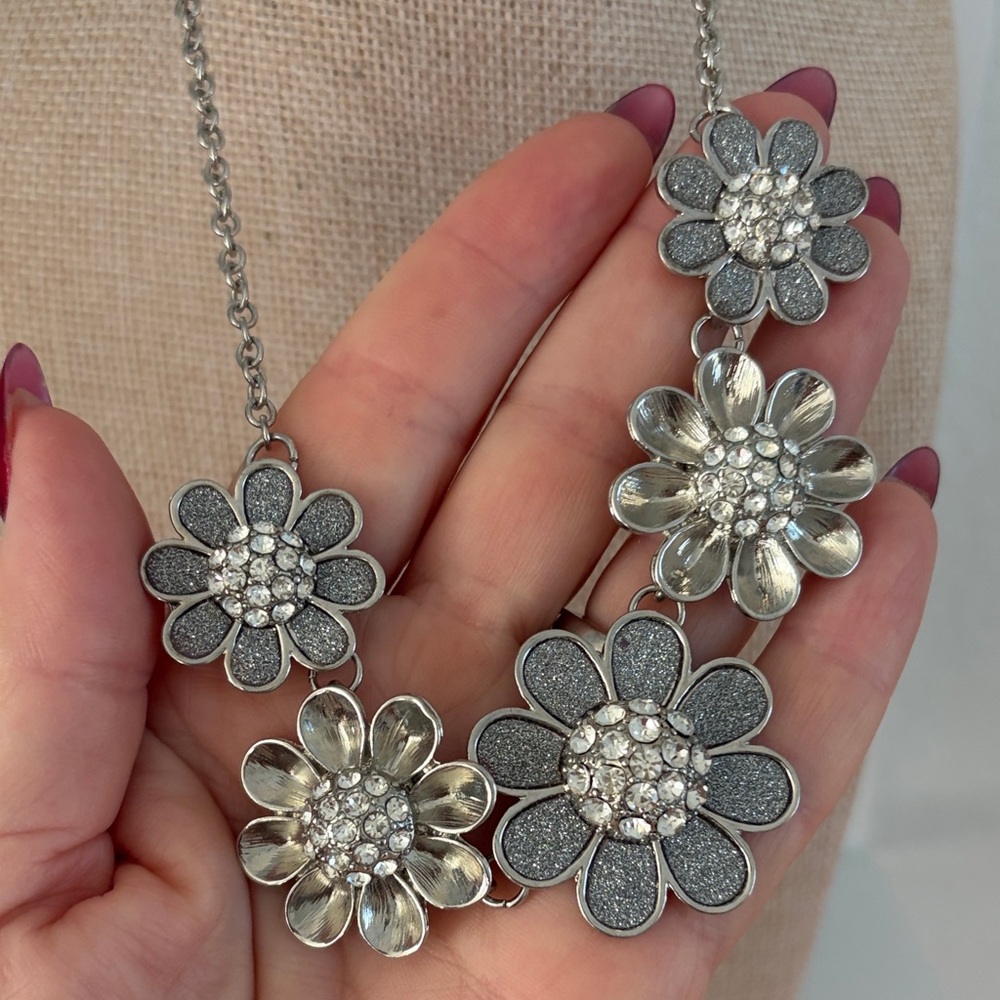 Adorable Simple Silver Floral Necklace
